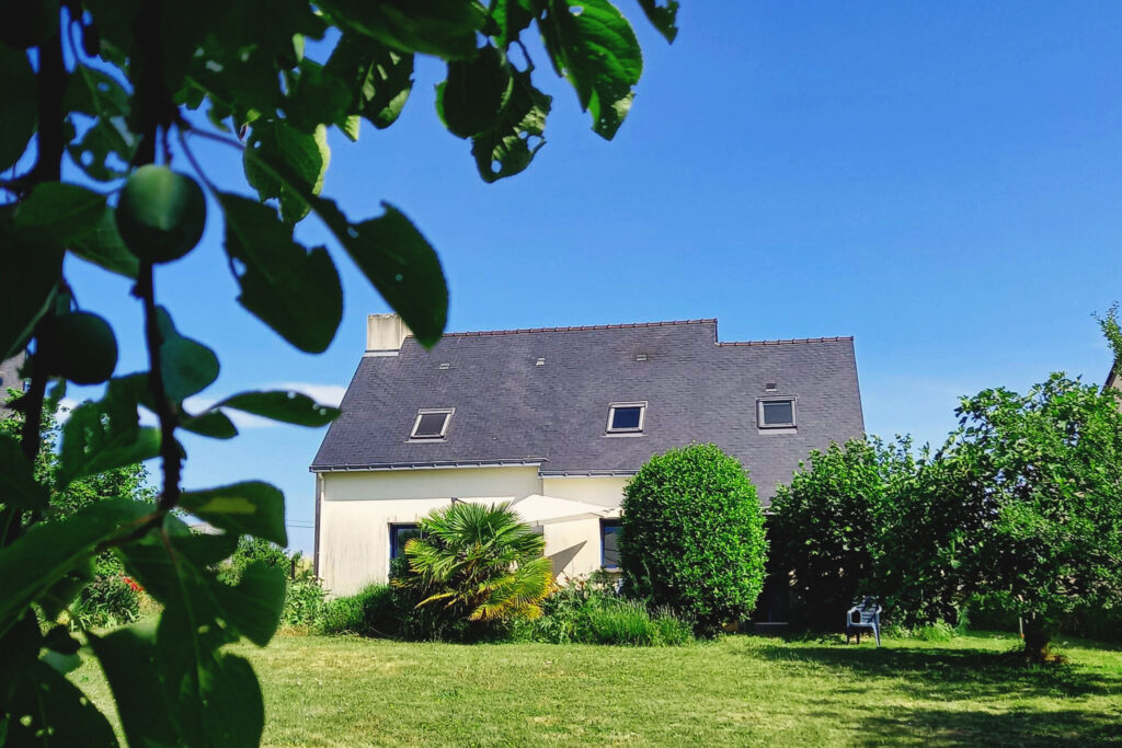 maison Bretagne entourée de verdure à la campagne