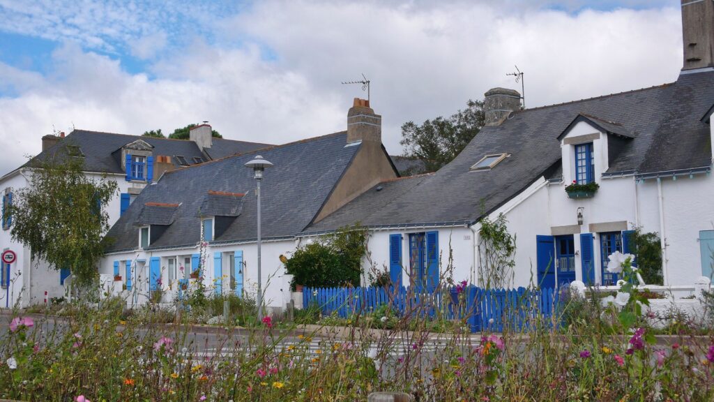 village guérandais avec maisons aux volets bleus, Bretagne