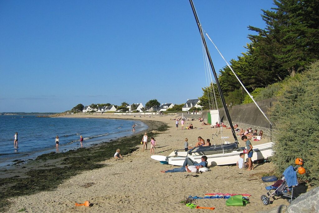 familles de baigneurs sur une plage de la région de Guérande